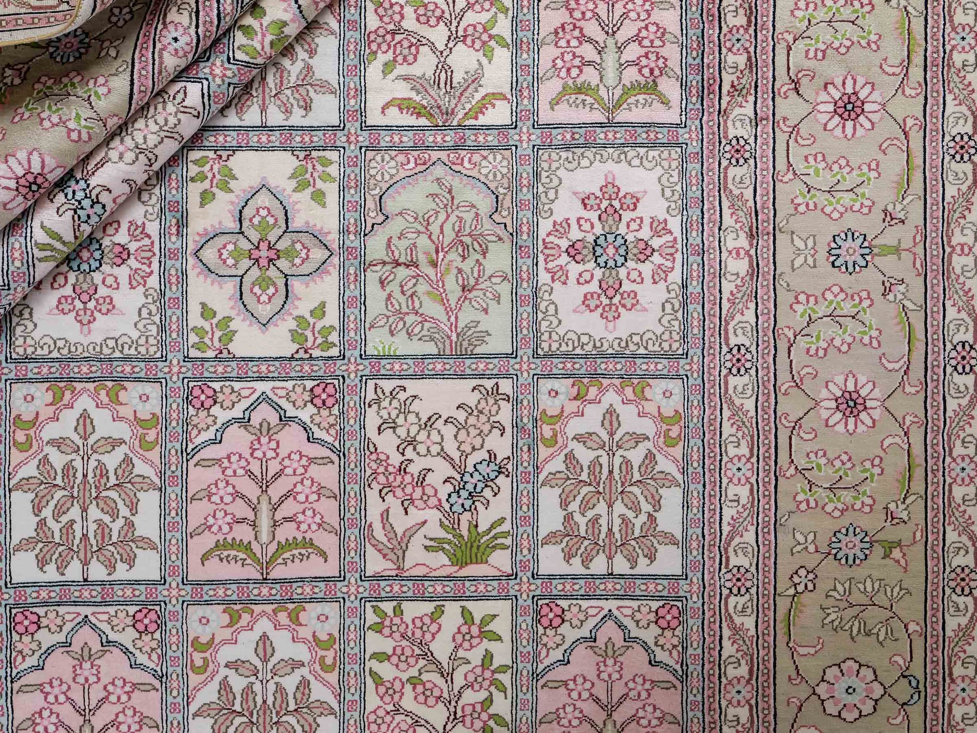 Sehr feiner, handgeknüpfter, chinesischer Hereke Orientteppich aus gesponnener Seide mit Feldmuster von Khademi, creme, weiß, multicolor. 263x183 cm. Verkauf durch Jupiter Intl.