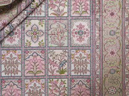 Sehr feiner, handgeknüpfter, chinesischer Hereke Orientteppich aus gesponnener Seide mit Feldmuster von Khademi, creme, weiß, multicolor. 263x183 cm. Verkauf durch Jupiter Intl.