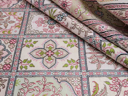 Sehr feiner, handgeknüpfter, chinesischer Hereke Orientteppich aus gesponnener Seide mit Feldmuster von Khademi, creme, weiß, multicolor. 263x183 cm. Verkauf durch Jupiter Intl.