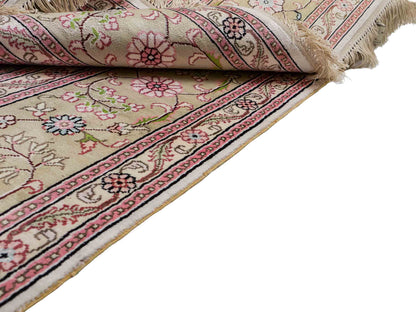 Sehr feiner, handgeknüpfter, chinesischer Hereke Orientteppich aus gesponnener Seide mit Feldmuster von Khademi, creme, weiß, multicolor. 263x183 cm. Verkauf durch Jupiter Intl.