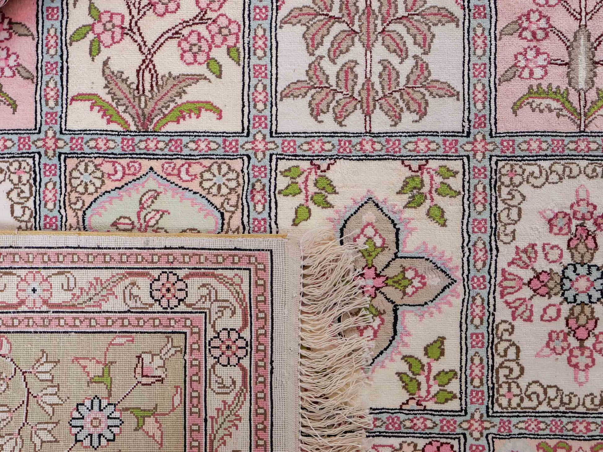 Sehr feiner, handgeknüpfter, chinesischer Hereke Orientteppich aus gesponnener Seide mit Feldmuster von Khademi, creme, weiß, multicolor. 263x183 cm. Verkauf durch Jupiter Intl.