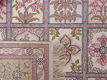 Sehr feiner, handgeknüpfter, chinesischer Hereke Orientteppich aus gesponnener Seide mit Feldmuster von Khademi, creme, weiß, multicolor. 263x183 cm. Verkauf durch Jupiter Intl.