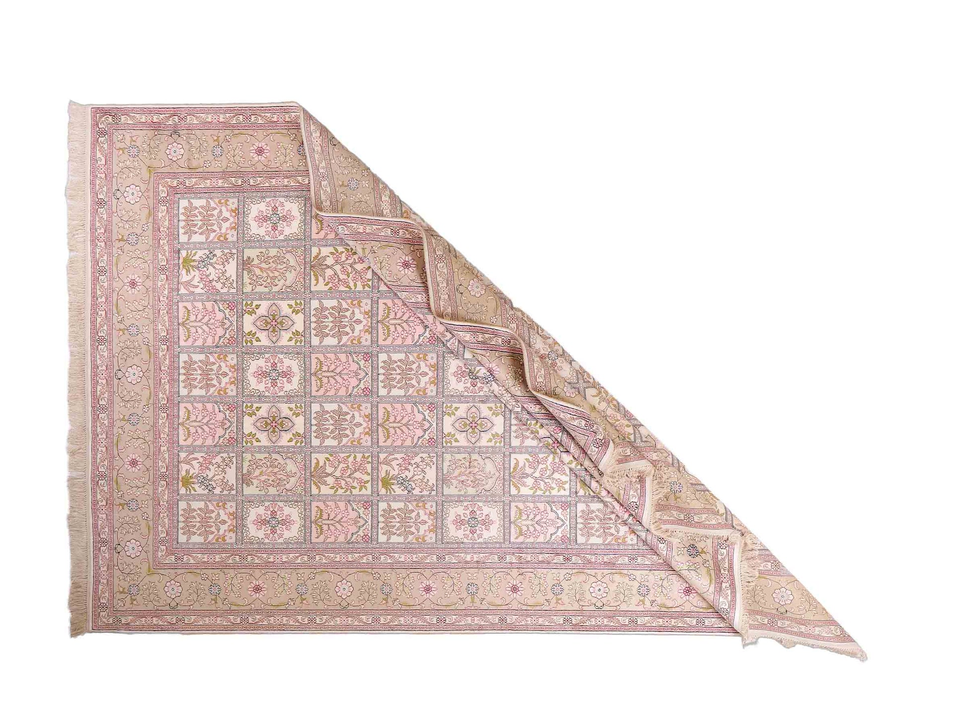 Sehr feiner, handgeknüpfter, chinesischer Hereke Orientteppich aus gesponnener Seide mit Feldmuster von Khademi, creme, weiß, multicolor. 263x183 cm. Verkauf durch Jupiter Intl.