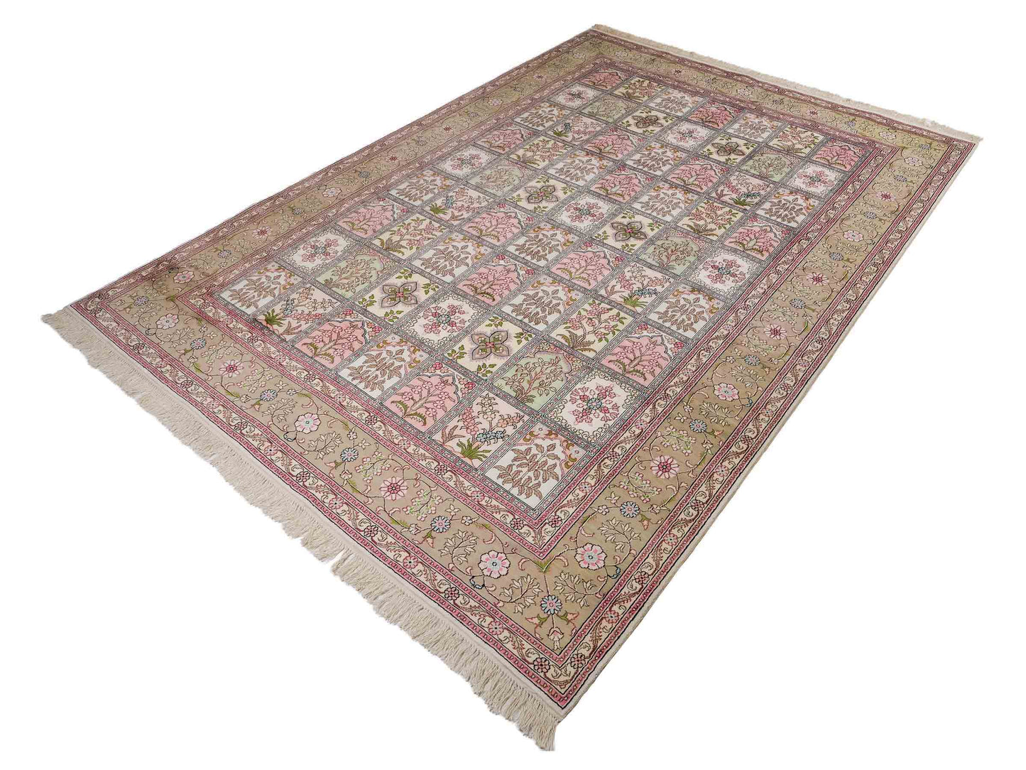 Sehr feiner, handgeknüpfter, chinesischer Hereke Orientteppich aus gesponnener Seide mit Feldmuster von Khademi, creme, weiß, multicolor. 263x183 cm. Verkauf durch Jupiter Intl.