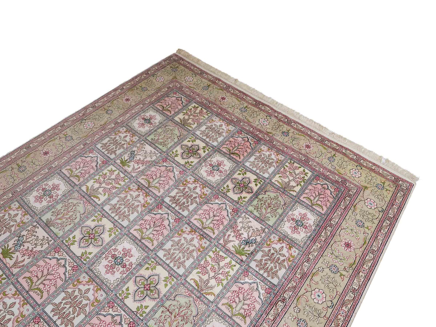 Sehr feiner, handgeknüpfter, chinesischer Hereke Orientteppich aus gesponnener Seide mit Feldmuster von Khademi, creme, weiß, multicolor. 263x183 cm. Verkauf durch Jupiter Intl.