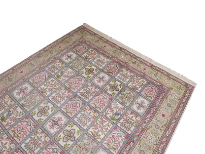 Sehr feiner, handgeknüpfter, chinesischer Hereke Orientteppich aus gesponnener Seide mit Feldmuster von Khademi, creme, weiß, multicolor. 263x183 cm. Verkauf durch Jupiter Intl.