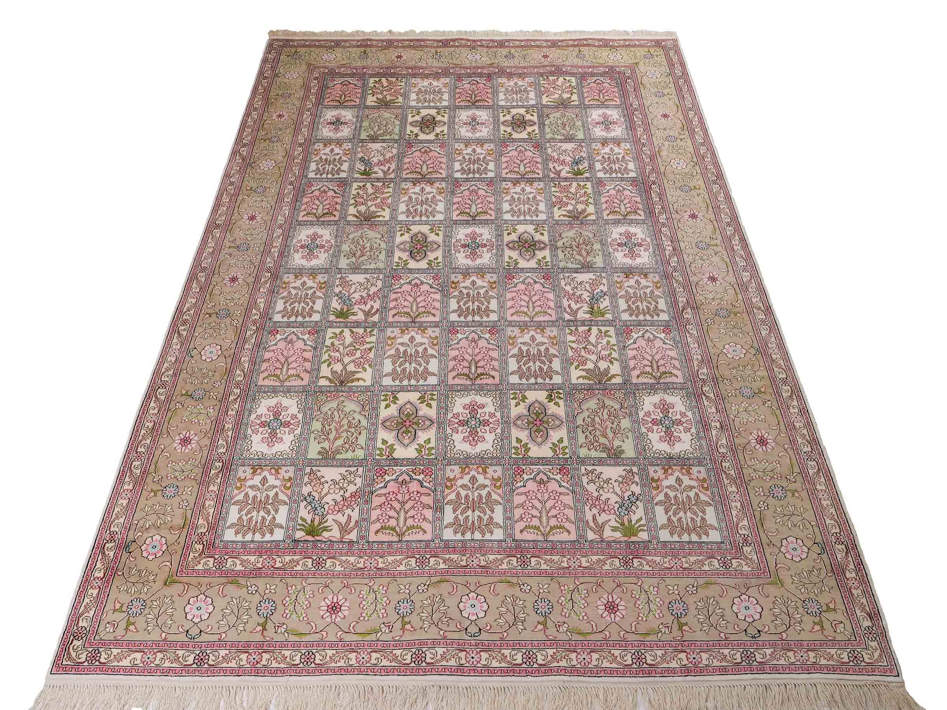 Sehr feiner, handgeknüpfter, chinesischer Hereke Orientteppich aus gesponnener Seide mit Feldmuster von Khademi, creme, weiß, multicolor. 263x183 cm. Verkauf durch Jupiter Intl.
