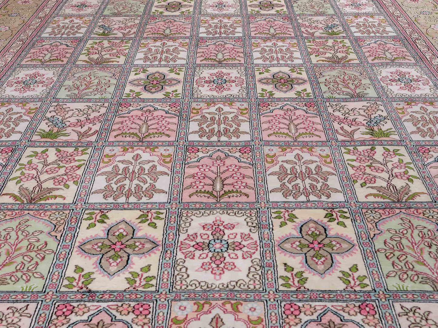 Sehr feiner, handgeknüpfter, chinesischer Hereke Orientteppich aus gesponnener Seide mit Feldmuster von Khademi, creme, weiß, multicolor. 263x183 cm. Verkauf durch Jupiter Intl.