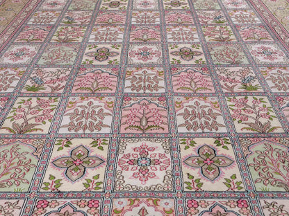 Sehr feiner, handgeknüpfter, chinesischer Hereke Orientteppich aus gesponnener Seide mit Feldmuster von Khademi, creme, weiß, multicolor. 263x183 cm. Verkauf durch Jupiter Intl.