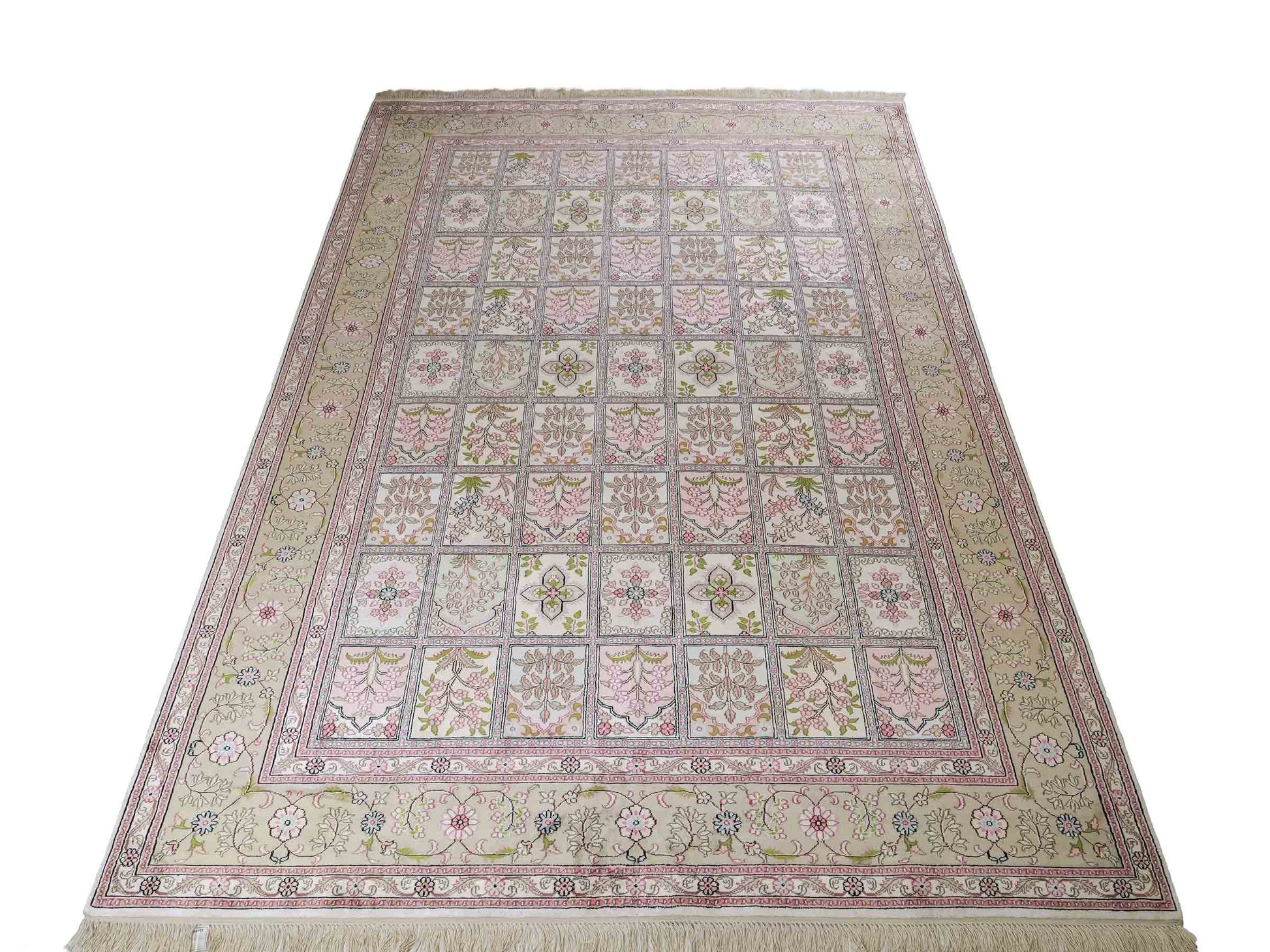 Sehr feiner, handgeknüpfter, chinesischer Hereke Orientteppich aus gesponnener Seide mit Feldmuster von Khademi, creme, weiß, multicolor. 263x183 cm. Verkauf durch Jupiter Intl.