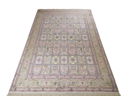 Sehr feiner, handgeknüpfter, chinesischer Hereke Orientteppich aus gesponnener Seide mit Feldmuster von Khademi, creme, weiß, multicolor. 263x183 cm. Verkauf durch Jupiter Intl.