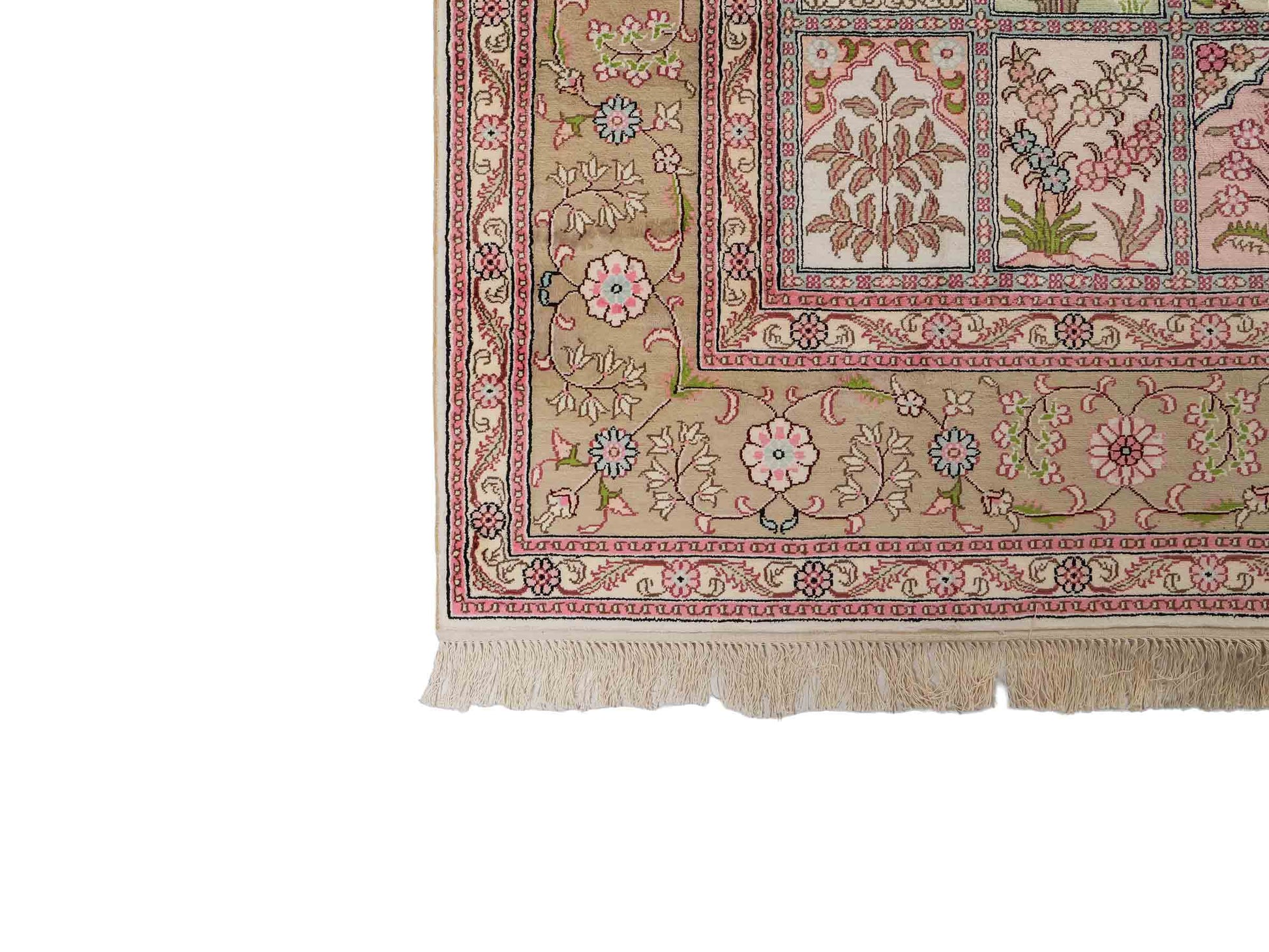 Sehr feiner, handgeknüpfter, chinesischer Hereke Orientteppich aus gesponnener Seide mit Feldmuster von Khademi, creme, weiß, multicolor. 263x183 cm. Verkauf durch Jupiter Intl.