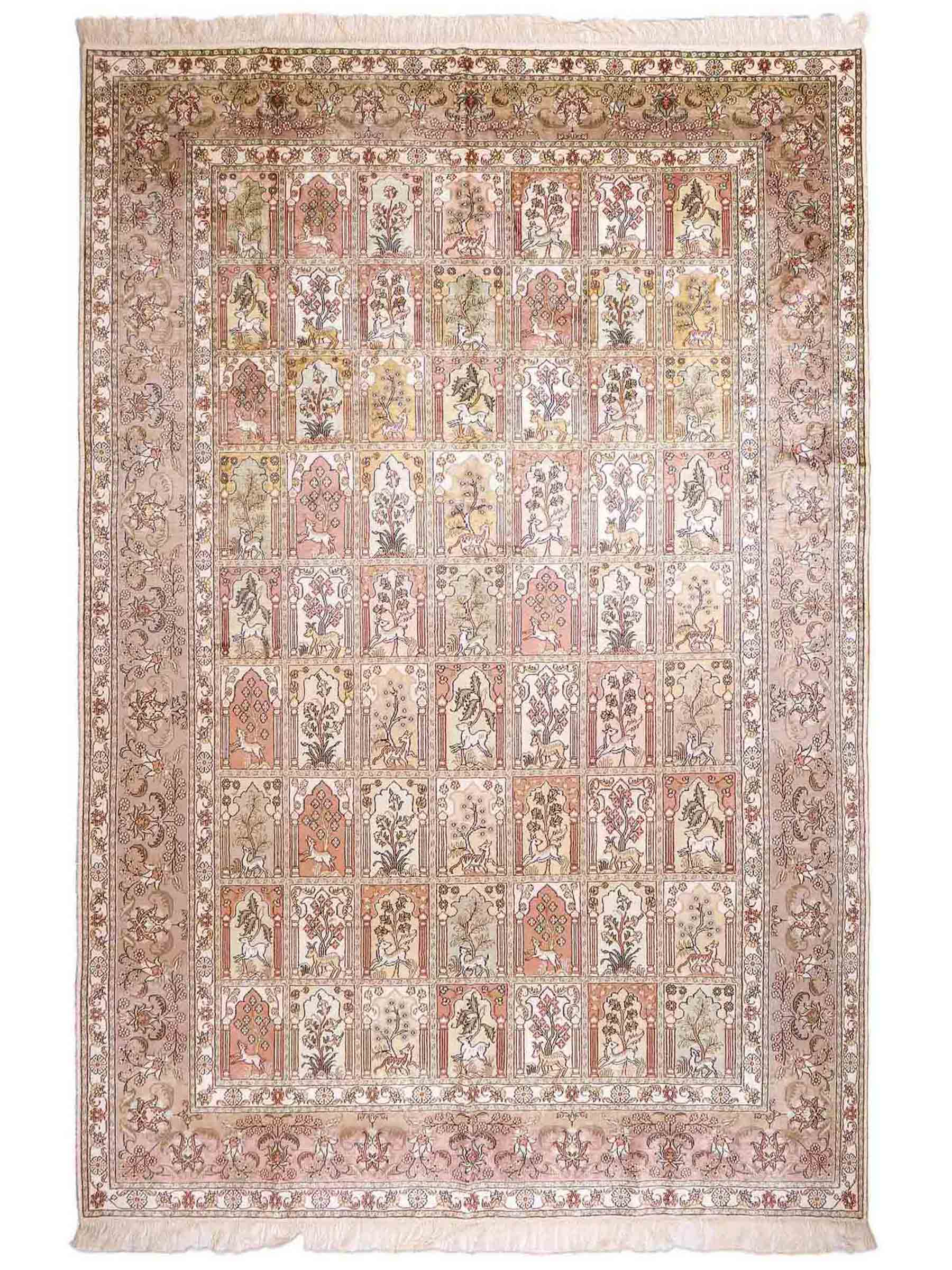 Sehr feiner, handgeknüpfter, chinesischer Hereke Orientteppich aus gesponnener Seide mit Feldmuster von Khademi, creme, weiß, multicolor. 263x187 cm. Verkauf durch Jupiter Intl.