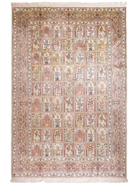 Sehr feiner, handgeknüpfter, chinesischer Hereke Orientteppich aus gesponnener Seide mit Feldmuster von Khademi, creme, weiß, multicolor. 263x187 cm. Verkauf durch Jupiter Intl.