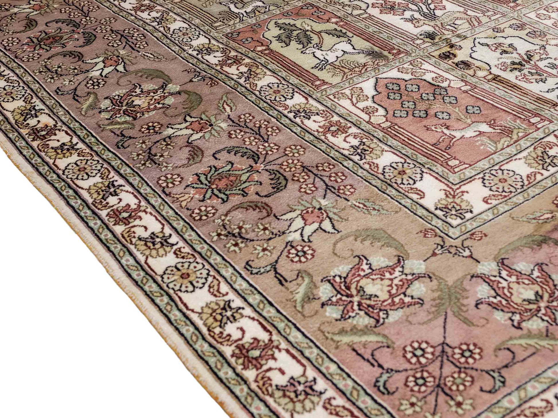 Sehr feiner, handgeknüpfter, chinesischer Hereke Orientteppich aus gesponnener Seide mit Feldmuster von Khademi, creme, weiß, multicolor. 263x187 cm. Verkauf durch Jupiter Intl.