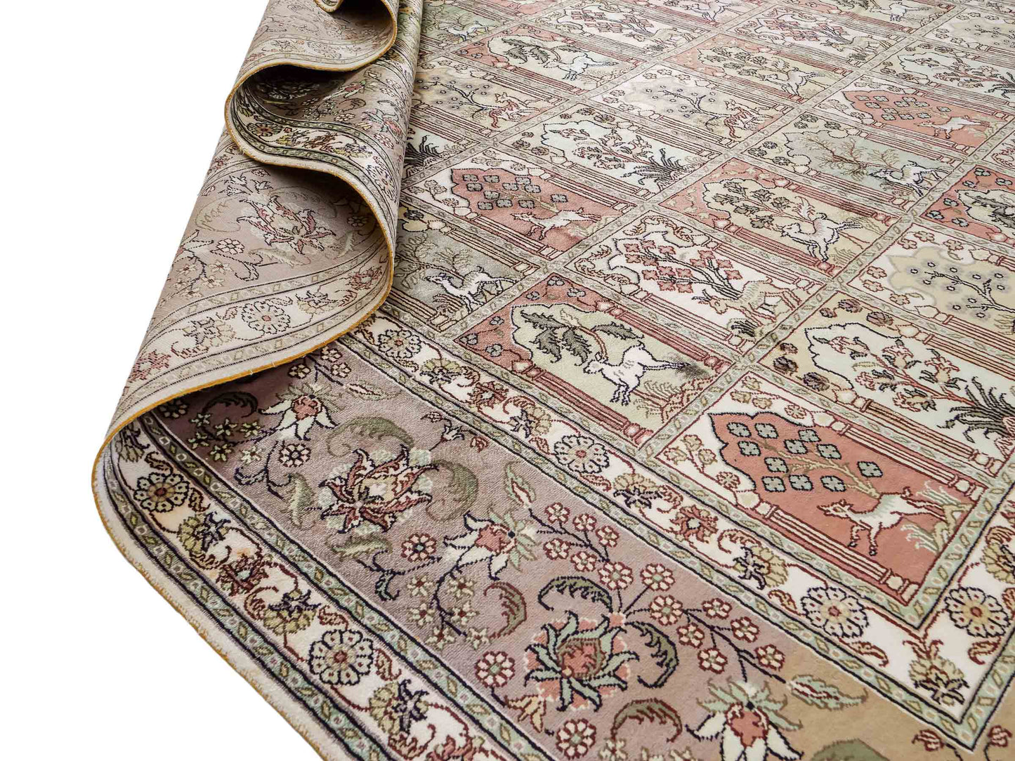 Sehr feiner, handgeknüpfter, chinesischer Hereke Orientteppich aus gesponnener Seide mit Feldmuster von Khademi, creme, weiß, multicolor. 263x187 cm. Verkauf durch Jupiter Intl.