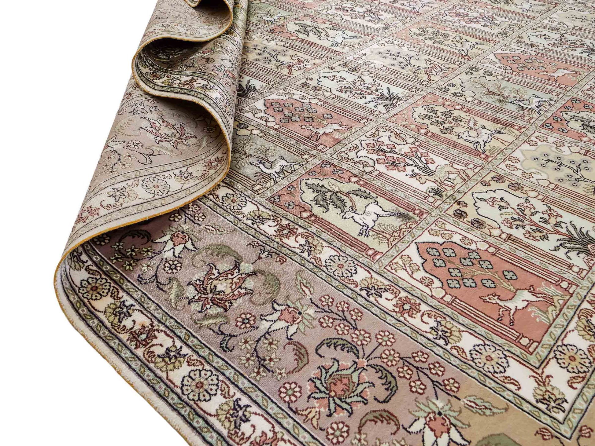 Sehr feiner, handgeknüpfter, chinesischer Hereke Orientteppich aus gesponnener Seide mit Feldmuster von Khademi, creme, weiß, multicolor. 263x187 cm. Verkauf durch Jupiter Intl.