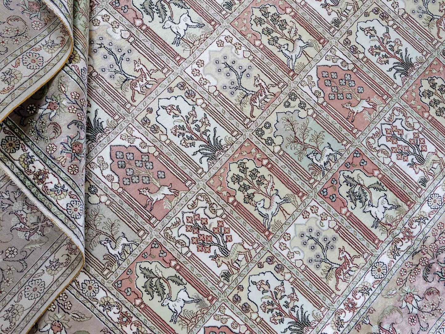 Sehr feiner, handgeknüpfter, chinesischer Hereke Orientteppich aus gesponnener Seide mit Feldmuster von Khademi, creme, weiß, multicolor. 263x187 cm. Verkauf durch Jupiter Intl.