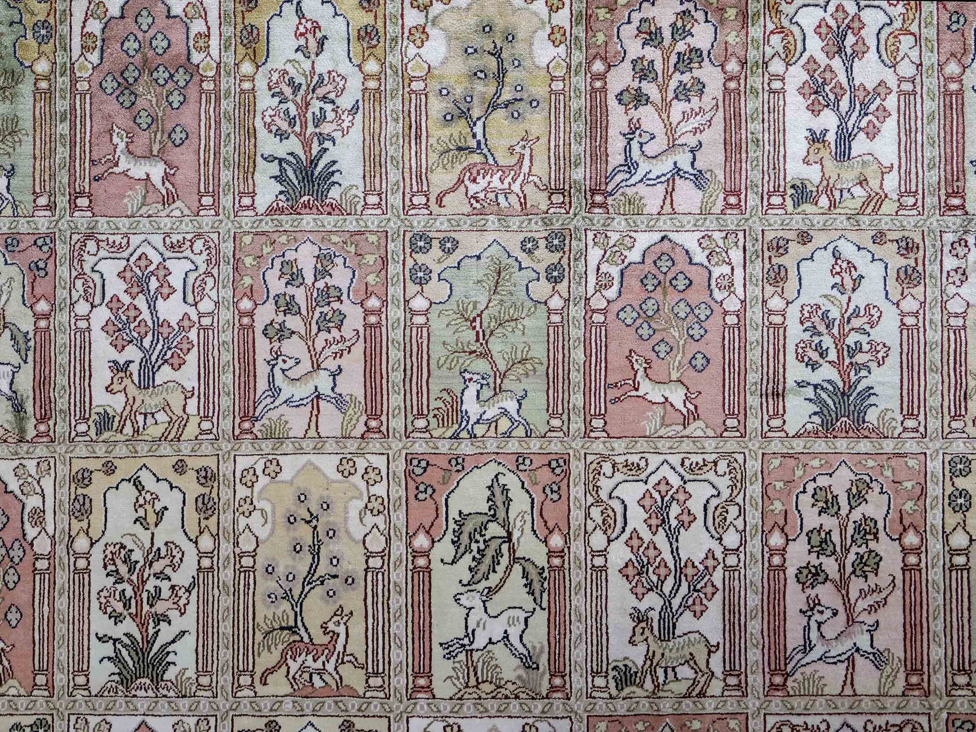 Sehr feiner, handgeknüpfter, chinesischer Hereke Orientteppich aus gesponnener Seide mit Feldmuster von Khademi, creme, weiß, multicolor. 263x187 cm. Verkauf durch Jupiter Intl.