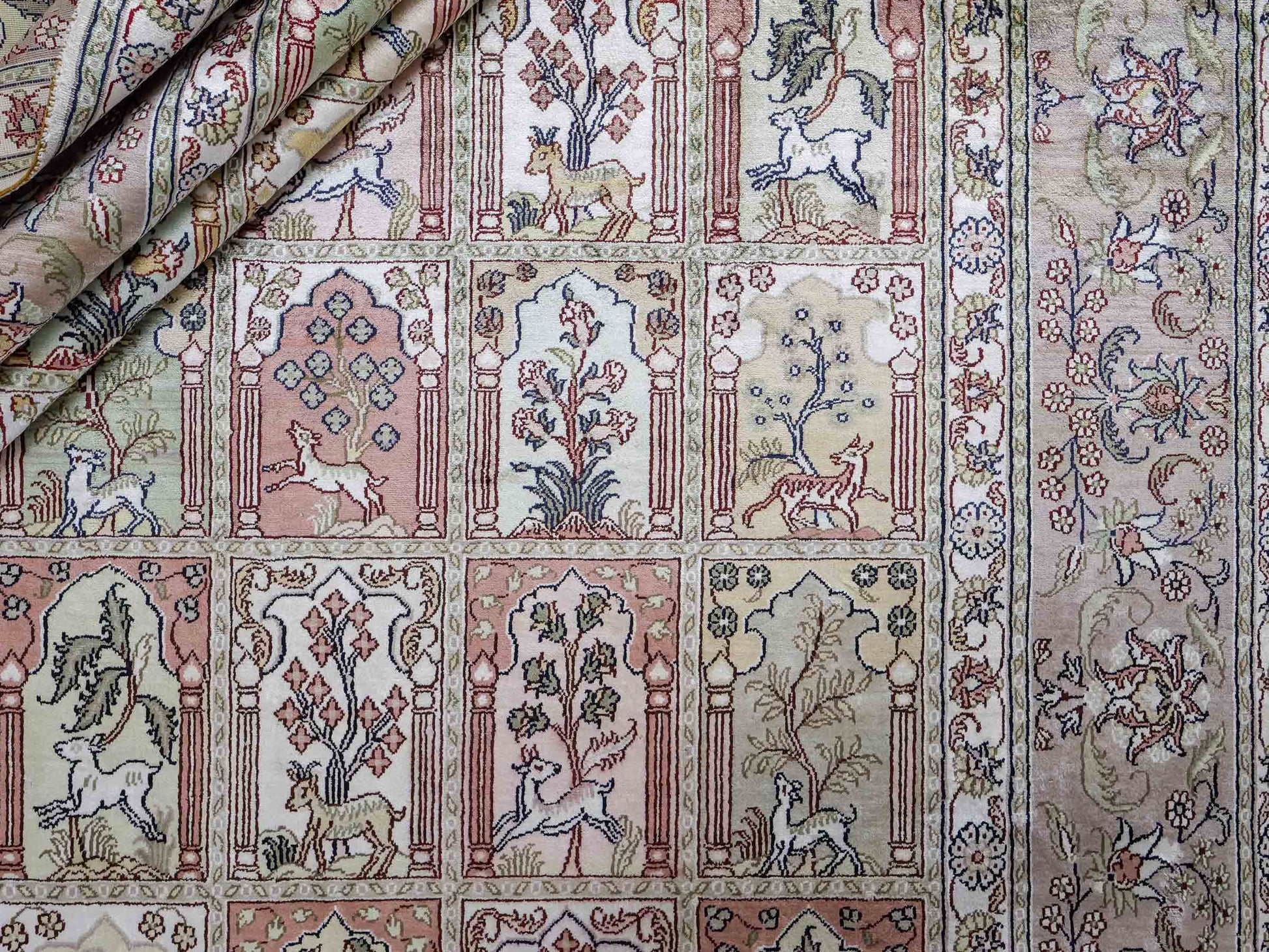 Sehr feiner, handgeknüpfter, chinesischer Hereke Orientteppich aus gesponnener Seide mit Feldmuster von Khademi, creme, weiß, multicolor. 263x187 cm. Verkauf durch Jupiter Intl.