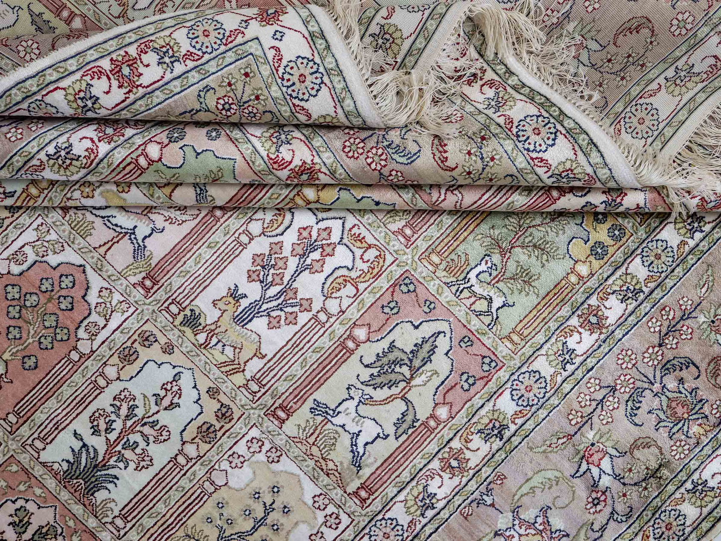 Sehr feiner, handgeknüpfter, chinesischer Hereke Orientteppich aus gesponnener Seide mit Feldmuster von Khademi, creme, weiß, multicolor. 263x187 cm. Verkauf durch Jupiter Intl.