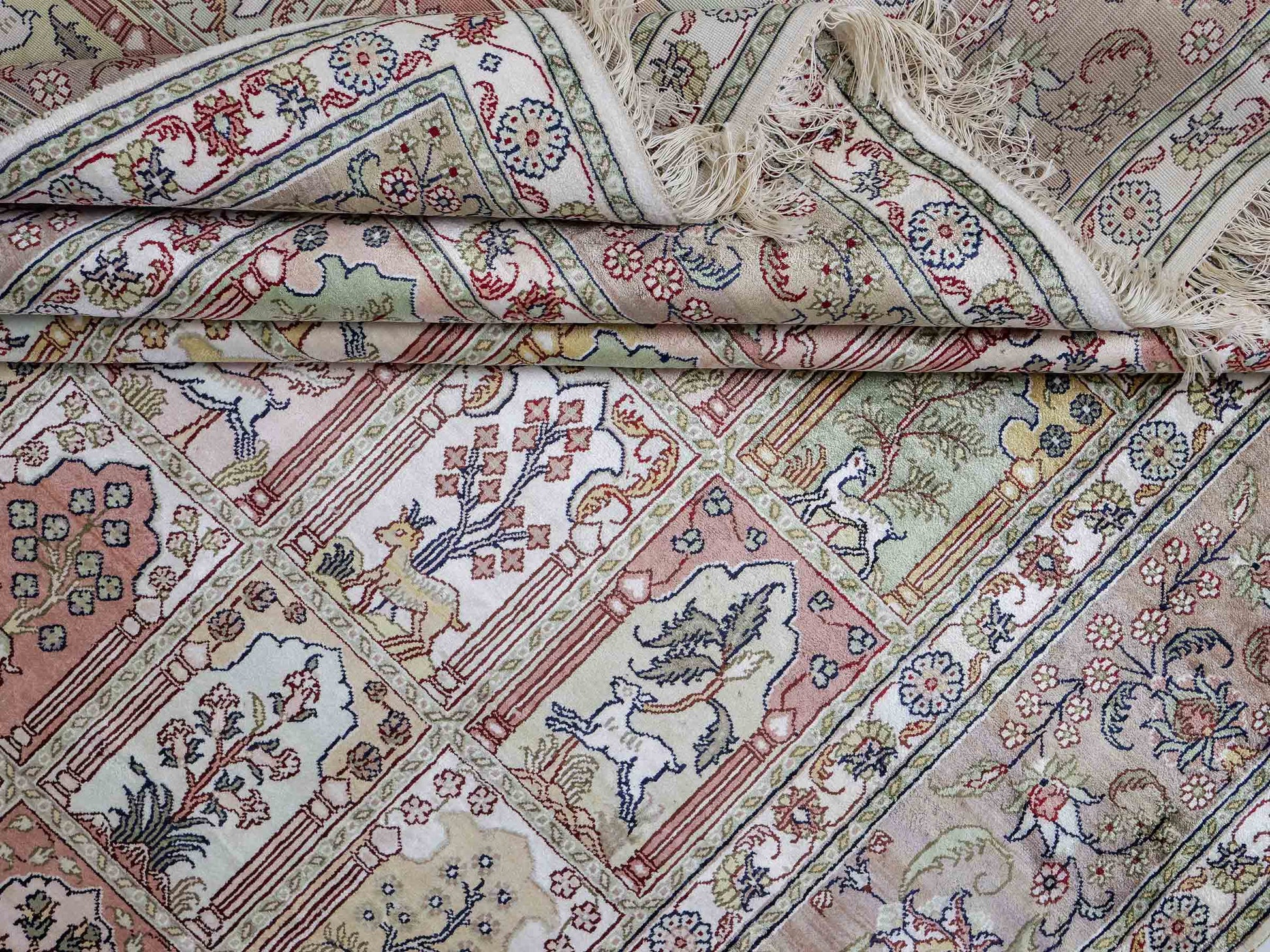 Sehr feiner, handgeknüpfter, chinesischer Hereke Orientteppich aus gesponnener Seide mit Feldmuster von Khademi, creme, weiß, multicolor. 263x187 cm. Verkauf durch Jupiter Intl.
