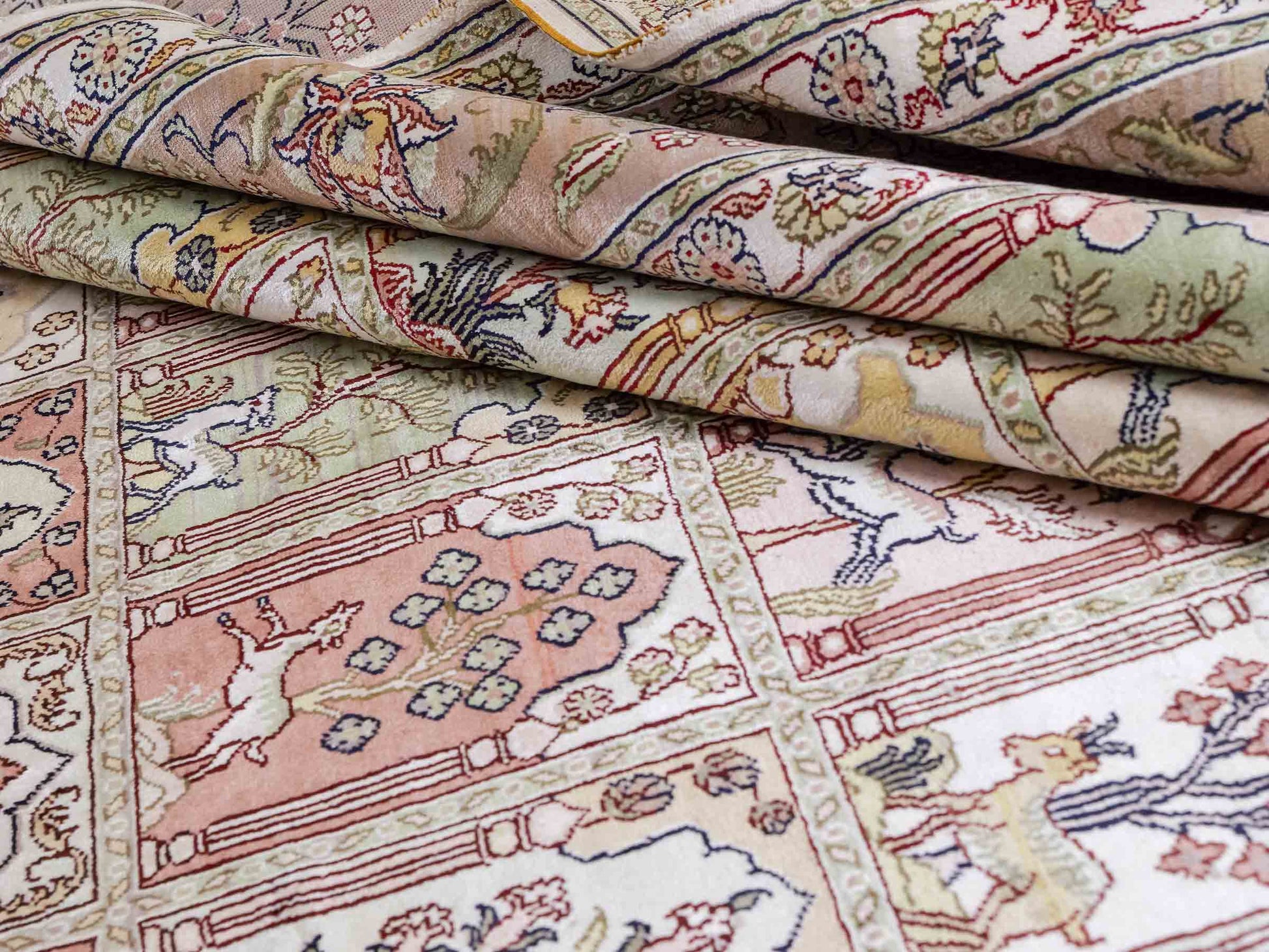 Sehr feiner, handgeknüpfter, chinesischer Hereke Orientteppich aus gesponnener Seide mit Feldmuster von Khademi, creme, weiß, multicolor. 263x187 cm. Verkauf durch Jupiter Intl.