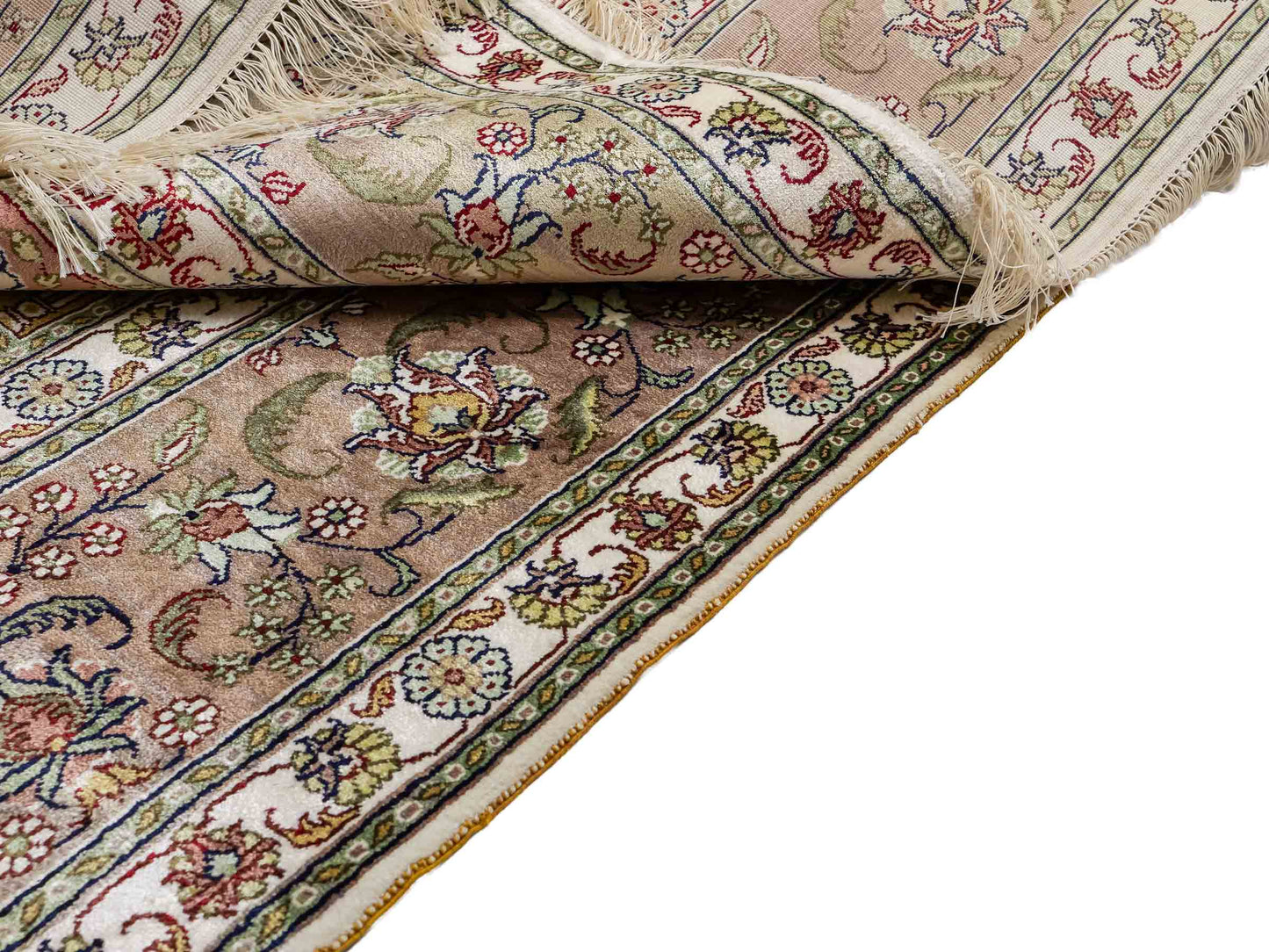 Sehr feiner, handgeknüpfter, chinesischer Hereke Orientteppich aus gesponnener Seide mit Feldmuster von Khademi, creme, weiß, multicolor. 263x187 cm. Verkauf durch Jupiter Intl.