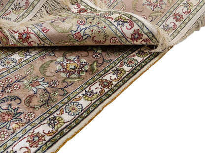 Sehr feiner, handgeknüpfter, chinesischer Hereke Orientteppich aus gesponnener Seide mit Feldmuster von Khademi, creme, weiß, multicolor. 263x187 cm. Verkauf durch Jupiter Intl.