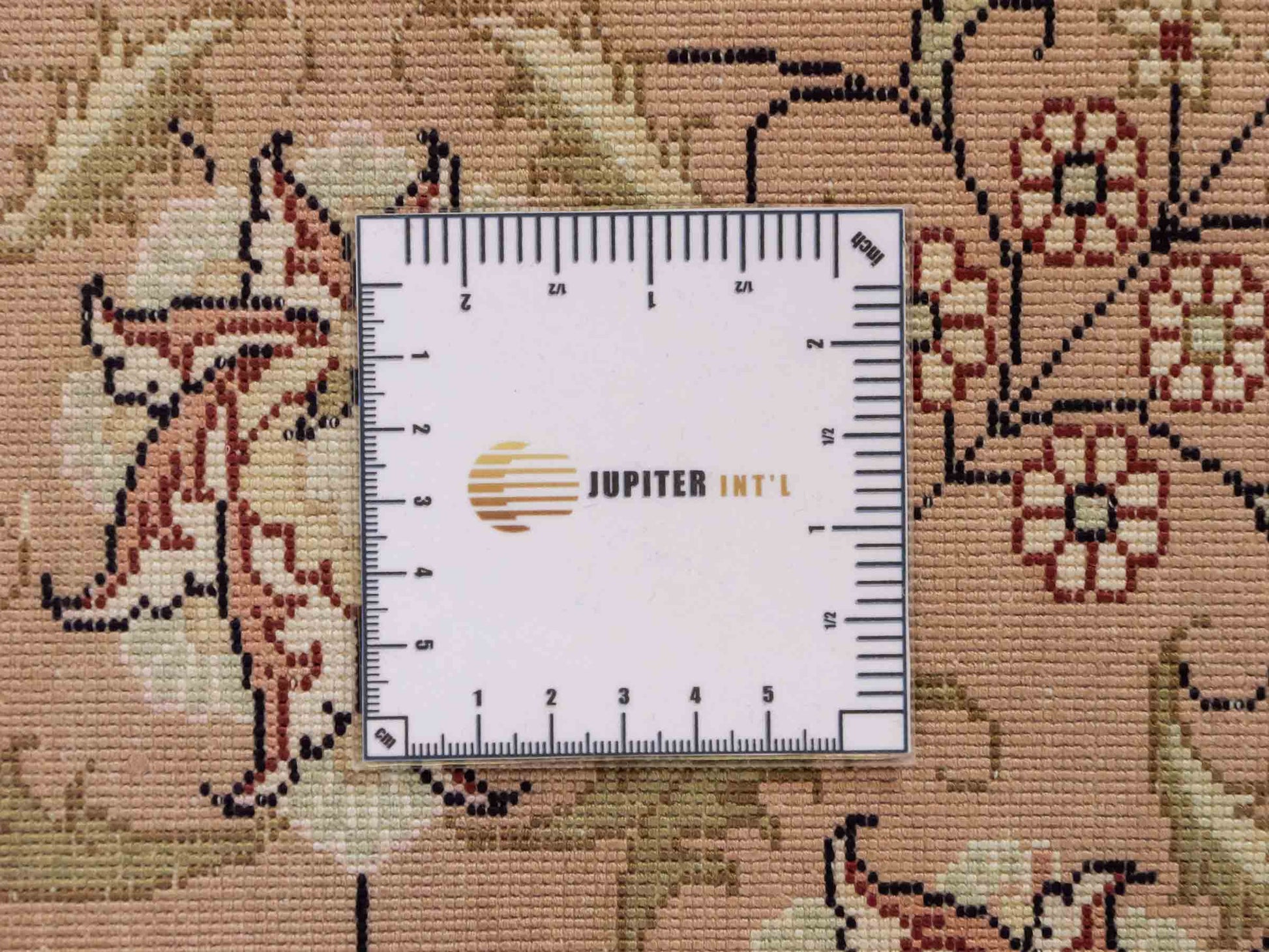 Sehr feiner, handgeknüpfter, chinesischer Hereke Orientteppich aus gesponnener Seide mit Feldmuster von Khademi, creme, weiß, multicolor. 263x187 cm. Verkauf durch Jupiter Intl.