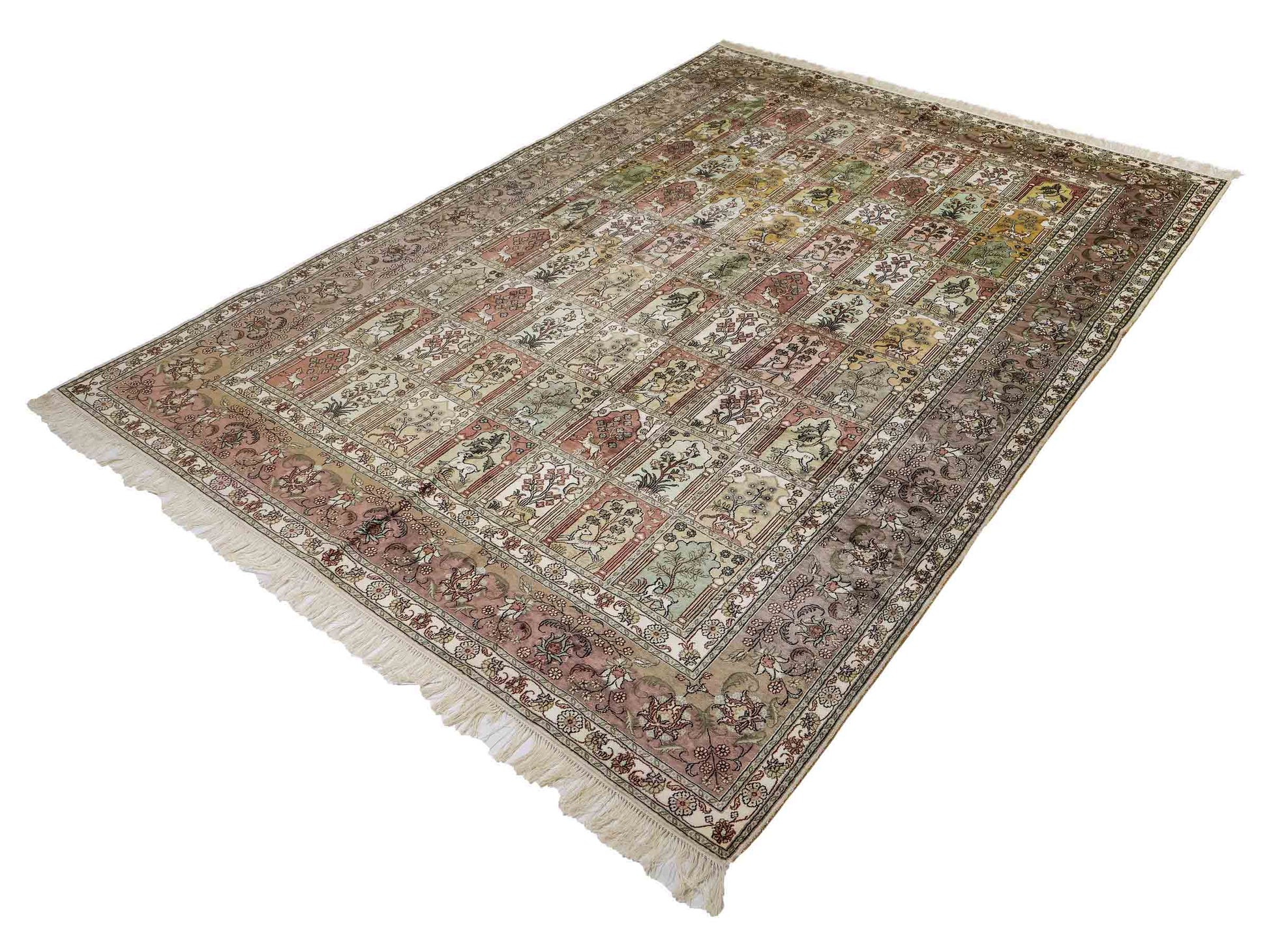 Sehr feiner, handgeknüpfter, chinesischer Hereke Orientteppich aus gesponnener Seide mit Feldmuster von Khademi, creme, weiß, multicolor. 263x187 cm. Verkauf durch Jupiter Intl.