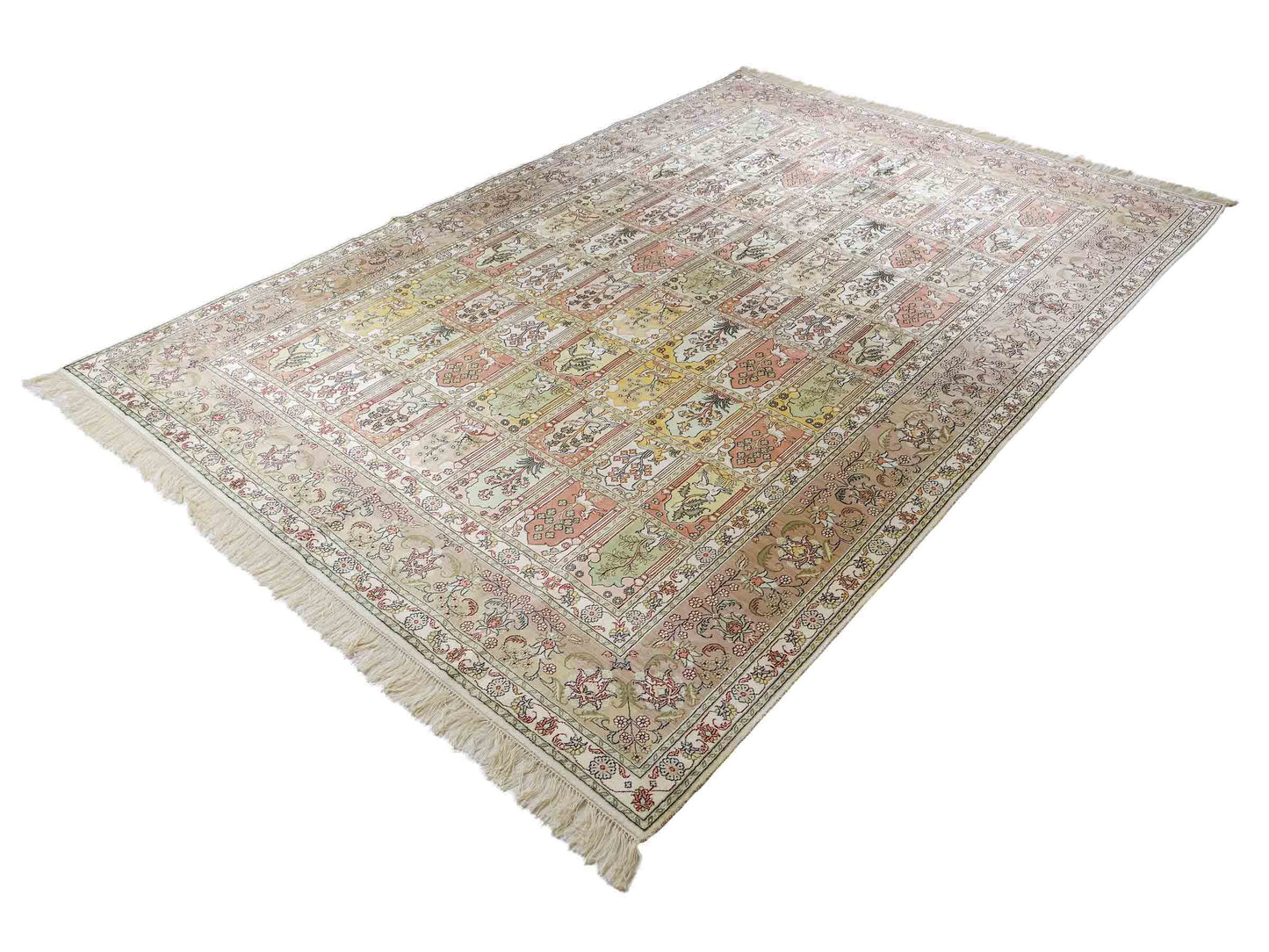 Sehr feiner, handgeknüpfter, chinesischer Hereke Orientteppich aus gesponnener Seide mit Feldmuster von Khademi, creme, weiß, multicolor. 263x187 cm. Verkauf durch Jupiter Intl.
