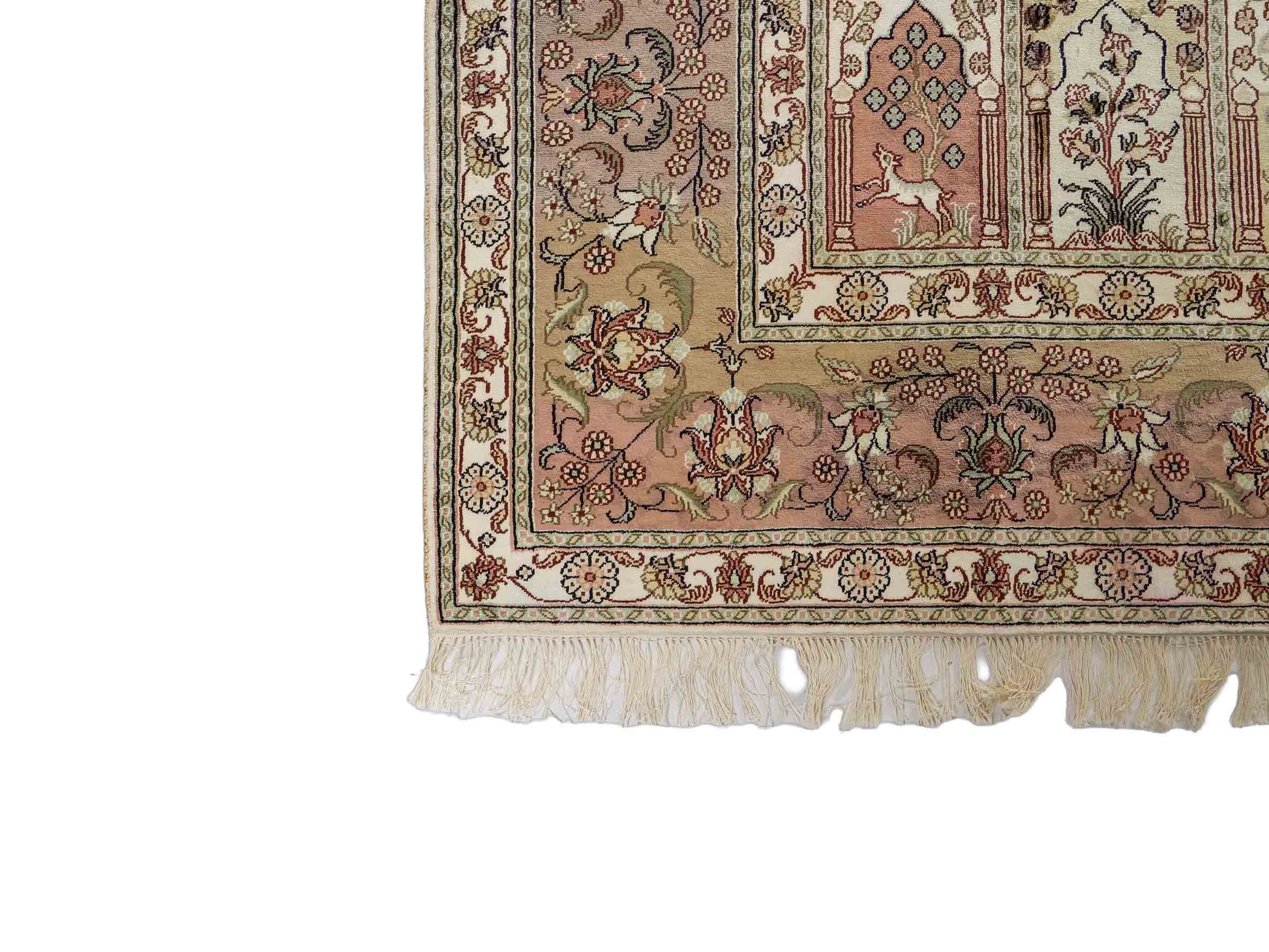 Sehr feiner, handgeknüpfter, chinesischer Hereke Orientteppich aus gesponnener Seide mit Feldmuster von Khademi, creme, weiß, multicolor. 263x187 cm. Verkauf durch Jupiter Intl.