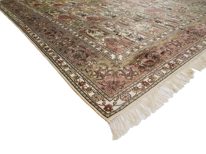 Sehr feiner, handgeknüpfter, chinesischer Hereke Orientteppich aus gesponnener Seide mit Feldmuster von Khademi, creme, weiß, multicolor. 263x187 cm. Verkauf durch Jupiter Intl.