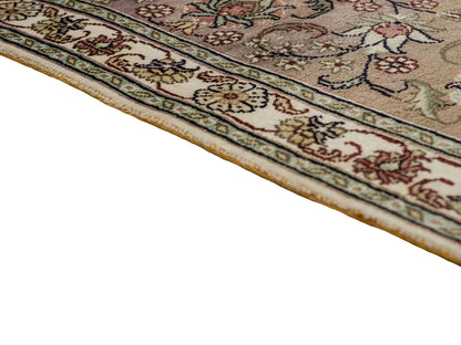 Sehr feiner, handgeknüpfter, chinesischer Hereke Orientteppich aus gesponnener Seide mit Feldmuster von Khademi, creme, weiß, multicolor. 263x187 cm. Verkauf durch Jupiter Intl.