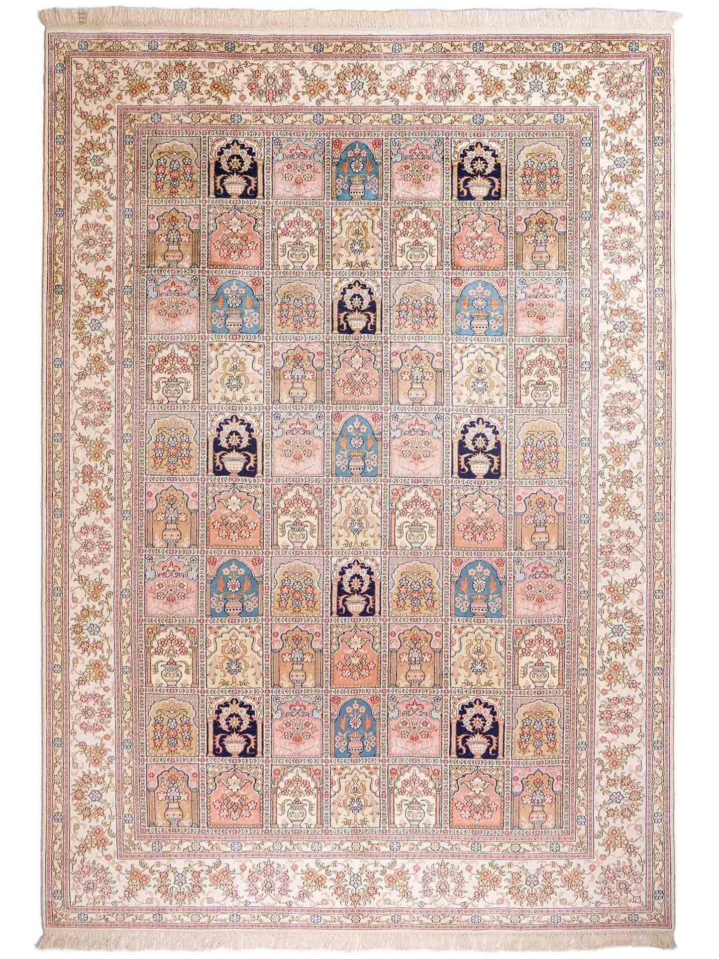 Feiner, handgeknüpfter, chinesischer Hereke Orientteppich aus gesponnener Seide mit Feldmuster von Khademi, creme, weiß, multicolor. 264x185 cm. Verkauf durch Jupiter Intl.