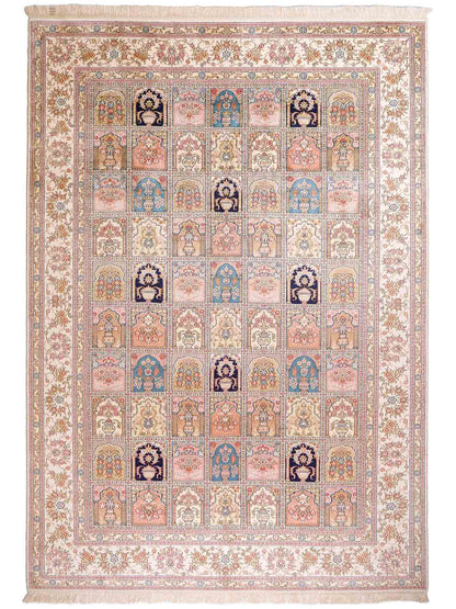 Feiner, handgeknüpfter, chinesischer Hereke Orientteppich aus gesponnener Seide mit Feldmuster von Khademi, creme, weiß, multicolor. 264x185 cm. Verkauf durch Jupiter Intl.