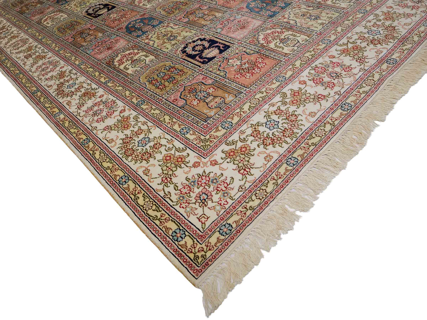 Feiner, handgeknüpfter, chinesischer Hereke Orientteppich aus gesponnener Seide mit Feldmuster von Khademi, creme, weiß, multicolor. 264x185 cm. Verkauf durch Jupiter Intl.