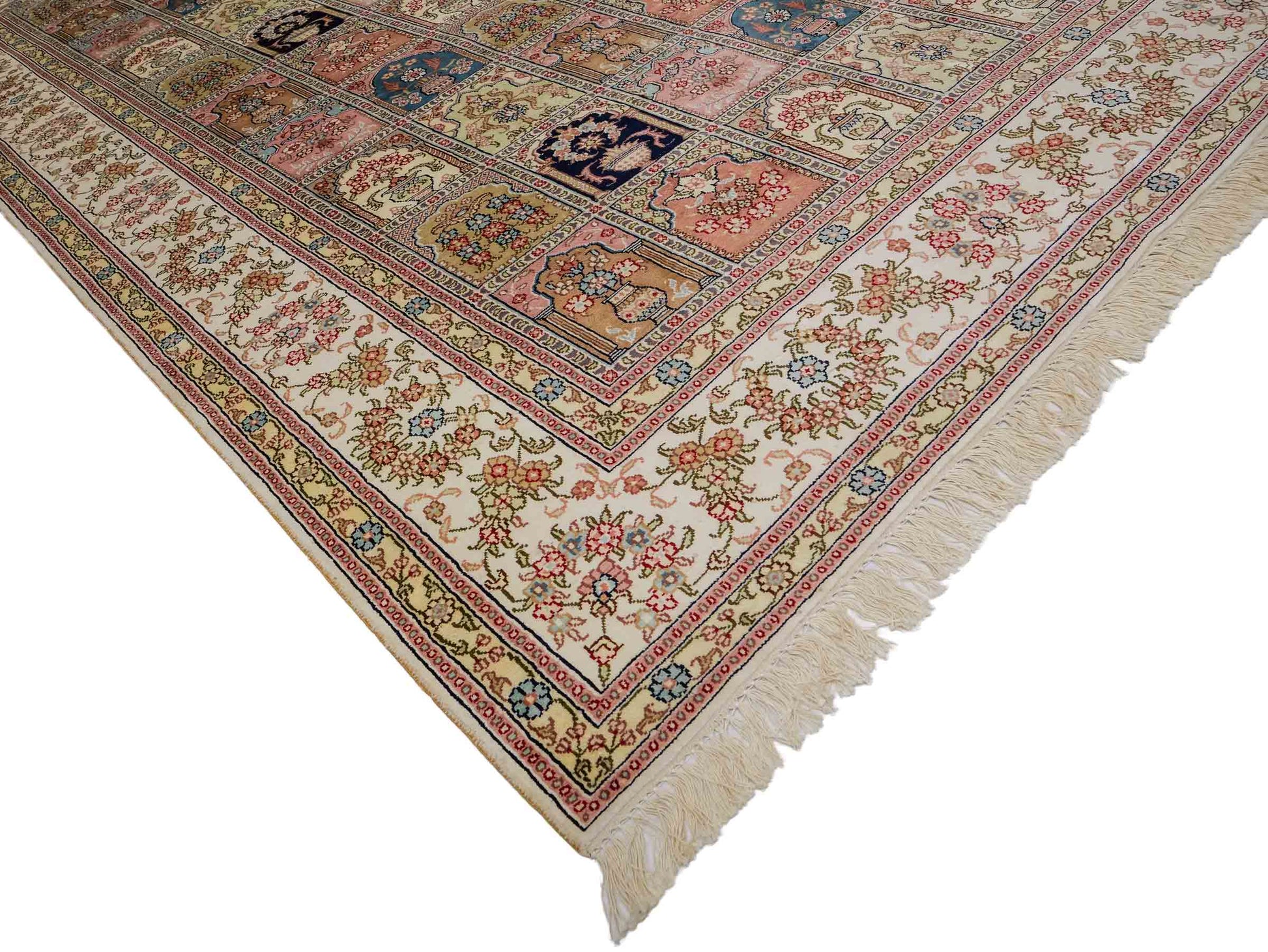 Feiner, handgeknüpfter, chinesischer Hereke Orientteppich aus gesponnener Seide mit Feldmuster von Khademi, creme, weiß, multicolor. 264x185 cm. Verkauf durch Jupiter Intl.