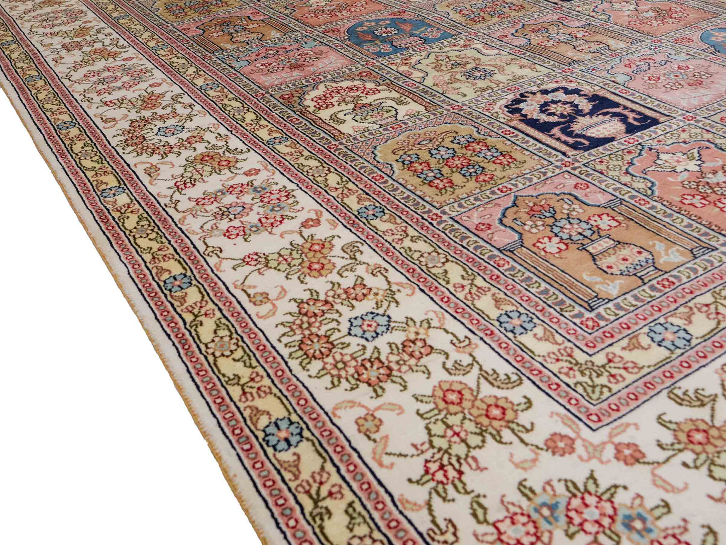 Feiner, handgeknüpfter, chinesischer Hereke Orientteppich aus gesponnener Seide mit Feldmuster von Khademi, creme, weiß, multicolor. 264x185 cm. Verkauf durch Jupiter Intl.