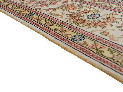 Feiner, handgeknüpfter, chinesischer Hereke Orientteppich aus gesponnener Seide mit Feldmuster von Khademi, creme, weiß, multicolor. 264x185 cm. Verkauf durch Jupiter Intl.