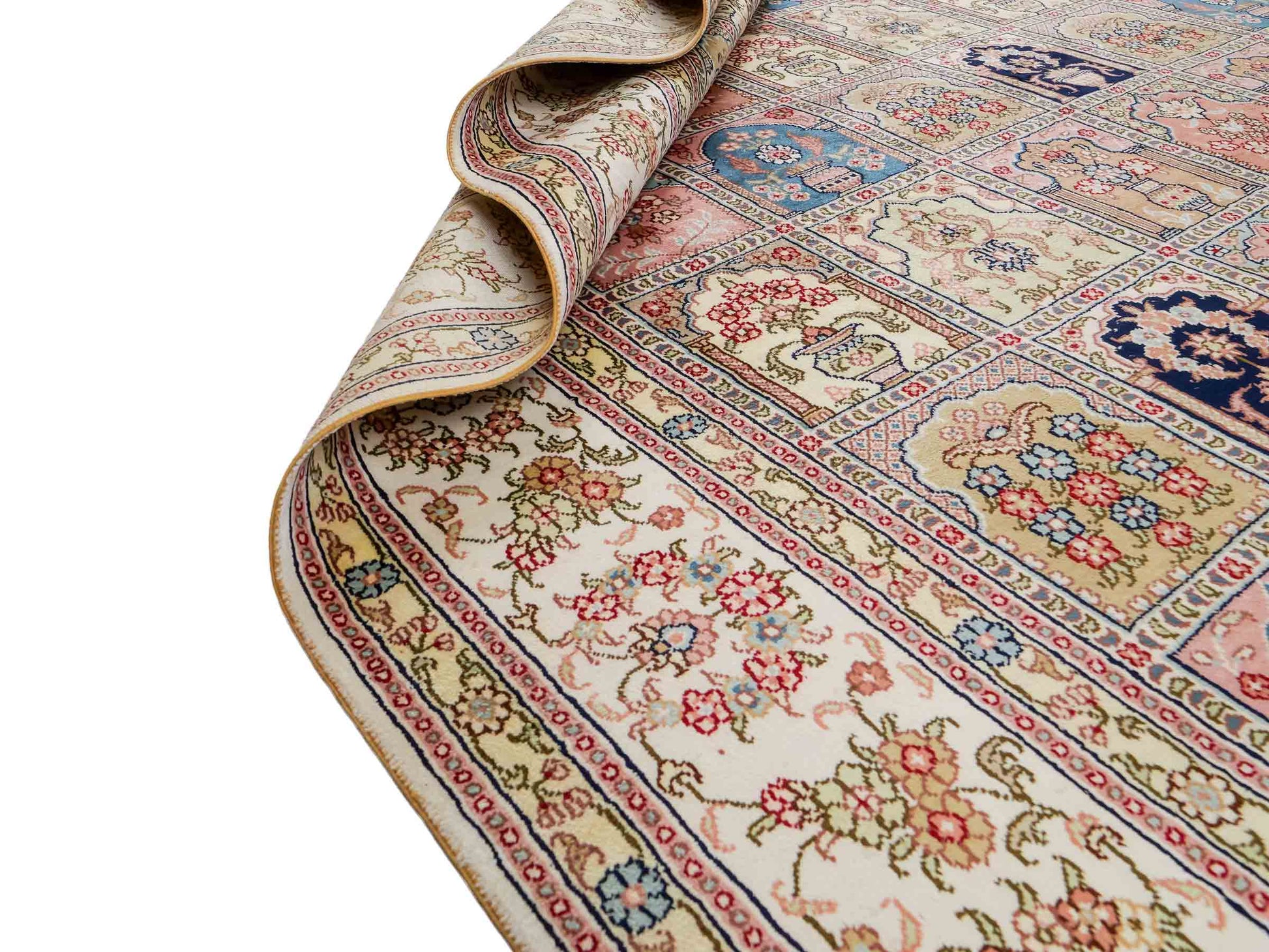 Feiner, handgeknüpfter, chinesischer Hereke Orientteppich aus gesponnener Seide mit Feldmuster von Khademi, creme, weiß, multicolor. 264x185 cm. Verkauf durch Jupiter Intl.