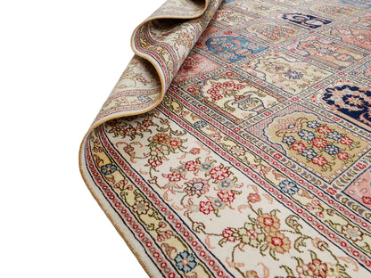 Feiner, handgeknüpfter, chinesischer Hereke Orientteppich aus gesponnener Seide mit Feldmuster von Khademi, creme, weiß, multicolor. 264x185 cm. Verkauf durch Jupiter Intl.