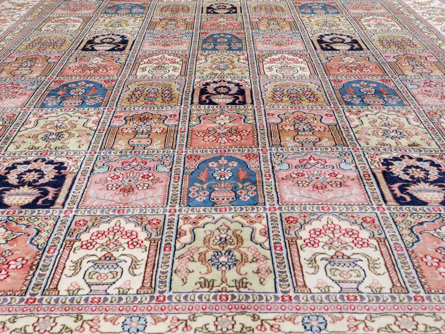 Feiner, handgeknüpfter, chinesischer Hereke Orientteppich aus gesponnener Seide mit Feldmuster von Khademi, creme, weiß, multicolor. 264x185 cm. Verkauf durch Jupiter Intl.