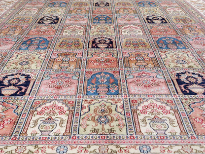 Feiner, handgeknüpfter, chinesischer Hereke Orientteppich aus gesponnener Seide mit Feldmuster von Khademi, creme, weiß, multicolor. 264x185 cm. Verkauf durch Jupiter Intl.