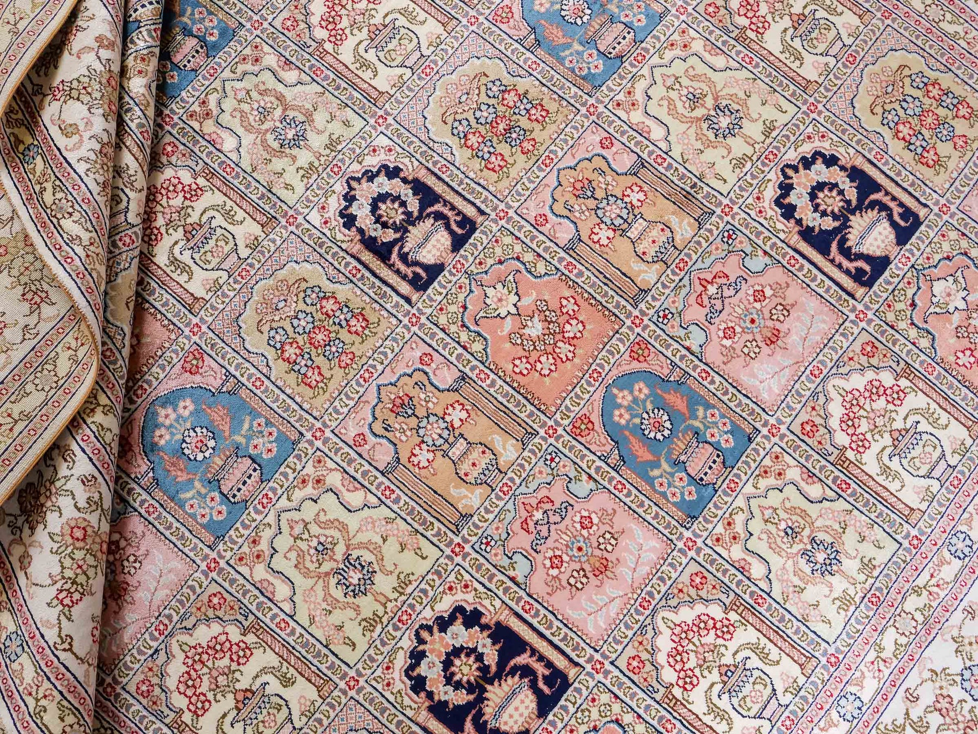 Feiner, handgeknüpfter, chinesischer Hereke Orientteppich aus gesponnener Seide mit Feldmuster von Khademi, creme, weiß, multicolor. 264x185 cm. Verkauf durch Jupiter Intl.