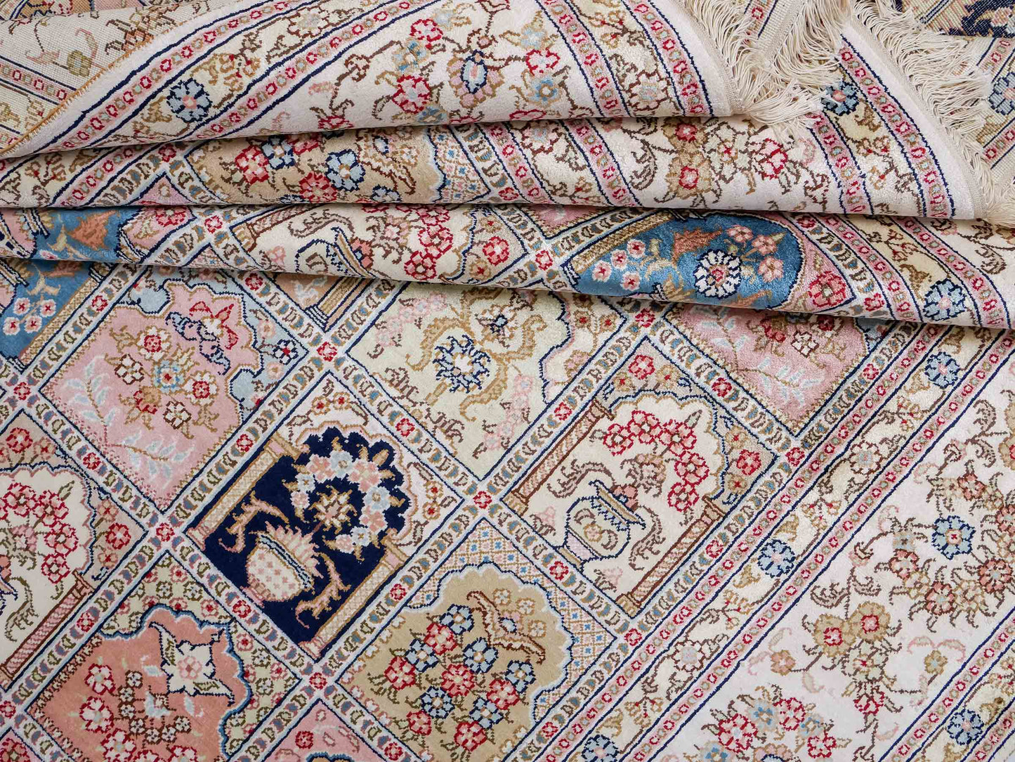 Feiner, handgeknüpfter, chinesischer Hereke Orientteppich aus gesponnener Seide mit Feldmuster von Khademi, creme, weiß, multicolor. 264x185 cm. Verkauf durch Jupiter Intl.