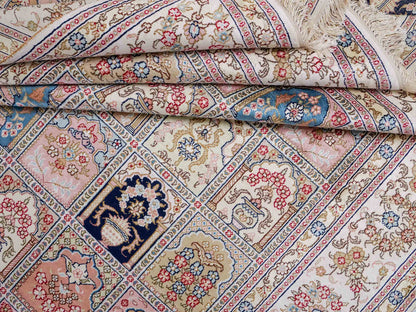 Feiner, handgeknüpfter, chinesischer Hereke Orientteppich aus gesponnener Seide mit Feldmuster von Khademi, creme, weiß, multicolor. 264x185 cm. Verkauf durch Jupiter Intl.