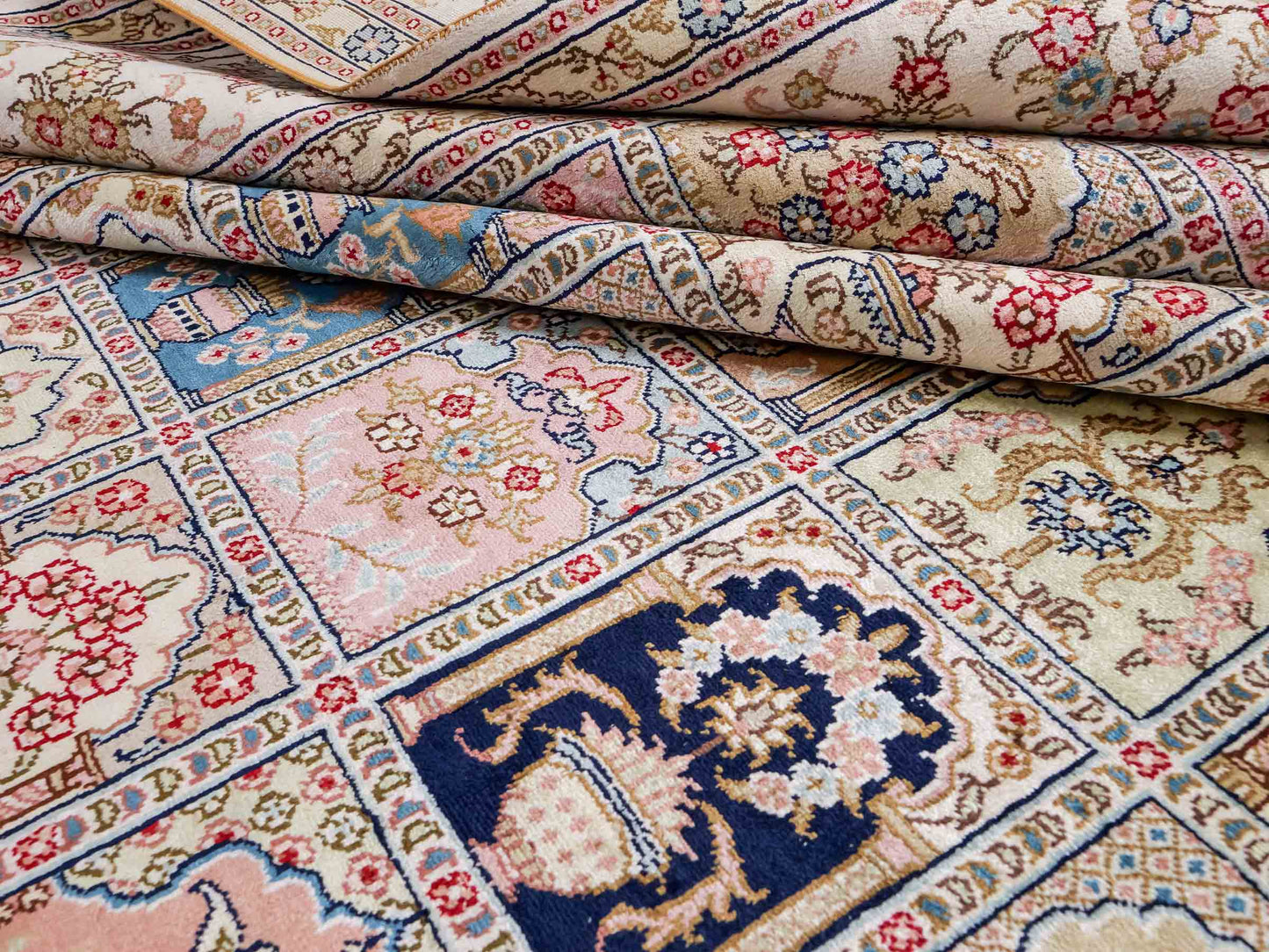 Feiner, handgeknüpfter, chinesischer Hereke Orientteppich aus gesponnener Seide mit Feldmuster von Khademi, creme, weiß, multicolor. 264x185 cm. Verkauf durch Jupiter Intl.