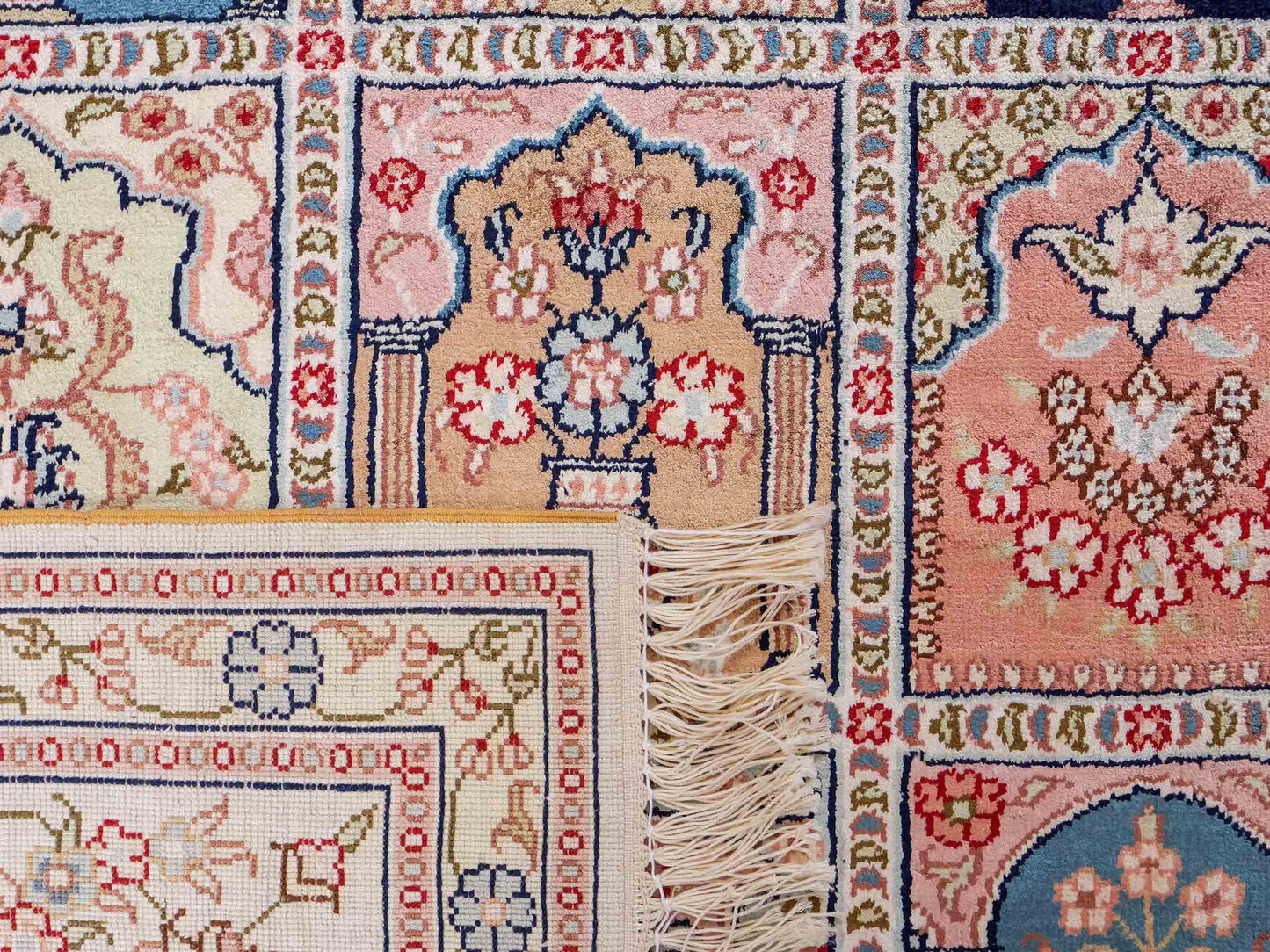 Feiner, handgeknüpfter, chinesischer Hereke Orientteppich aus gesponnener Seide mit Feldmuster von Khademi, creme, weiß, multicolor. 264x185 cm. Verkauf durch Jupiter Intl.